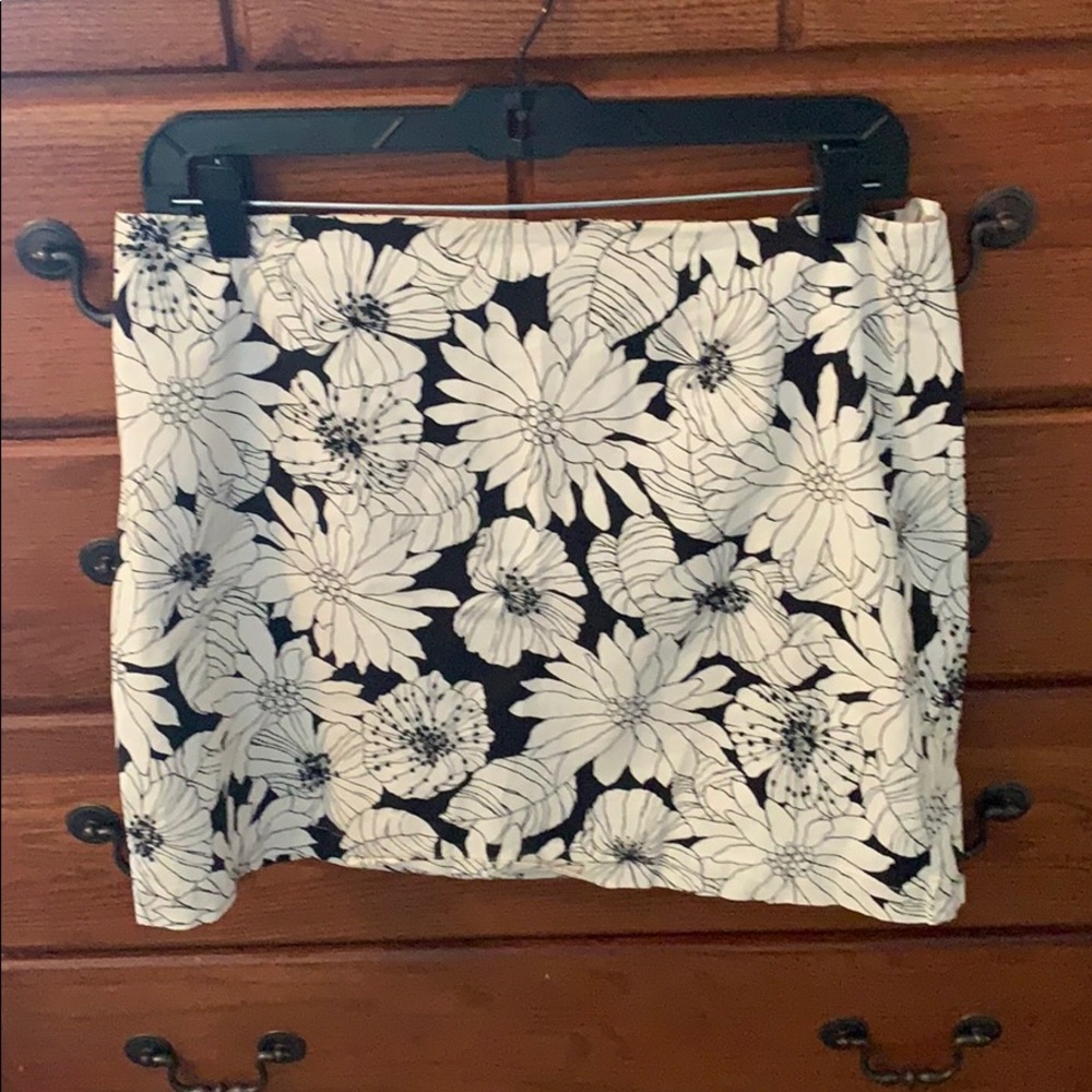 Gap skirt with black beading